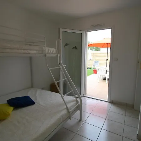 Maison De A 700m De La Avec Terrasse, Wi-fi, Et Equipements Complets. - Fr-1-22-296