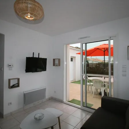 Maison De A 700m De La Avec Terrasse, Wi-fi, Et Equipements Complets. - Fr-1-22-296 *