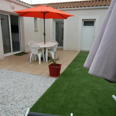 Maison De A 700m De La Avec Terrasse, Wi-fi, Et Equipements Complets. - Fr-1-22-296 *