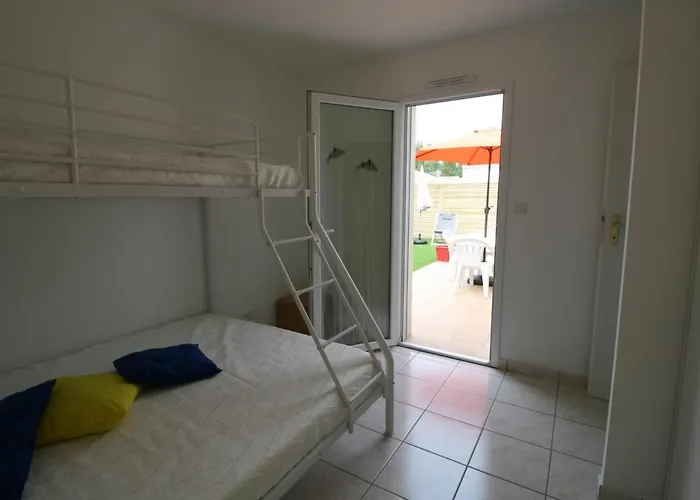 Maison De A 700m De La Avec Terrasse, Wi-fi, Et Equipements Complets. - Fr-1-22-296