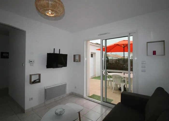 Maison De A 700m De La Avec Terrasse, Wi-fi, Et Equipements Complets. - Fr-1-22-296 *