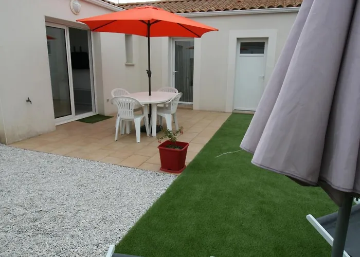 Maison De A 700m De La Avec Terrasse, Wi-fi, Et Equipements Complets. - Fr-1-22-296 *